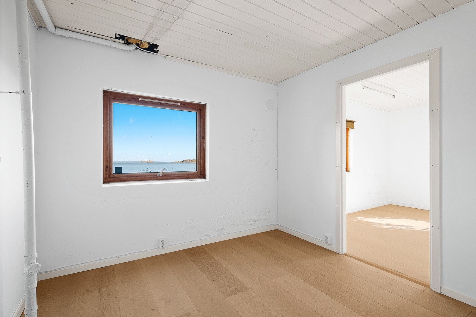 Innredede rom i kjeller er tegnet inn som bod på tegninger mottatt av kommunen, det er ikke søkt bruksendring for rom til varig opphold for disse. Galleribilde