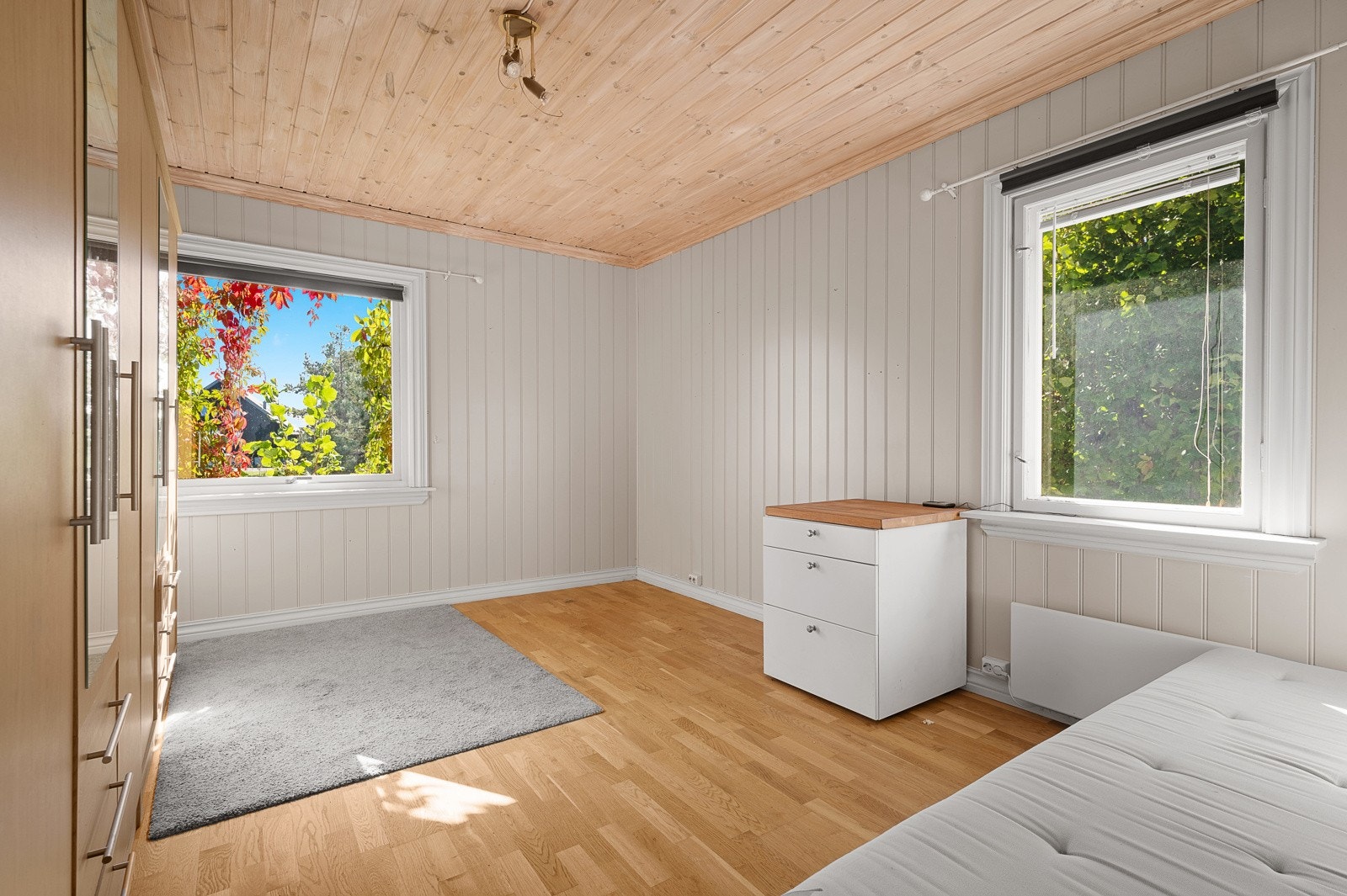 Soverom med stort garderobeskap. Galleribilde