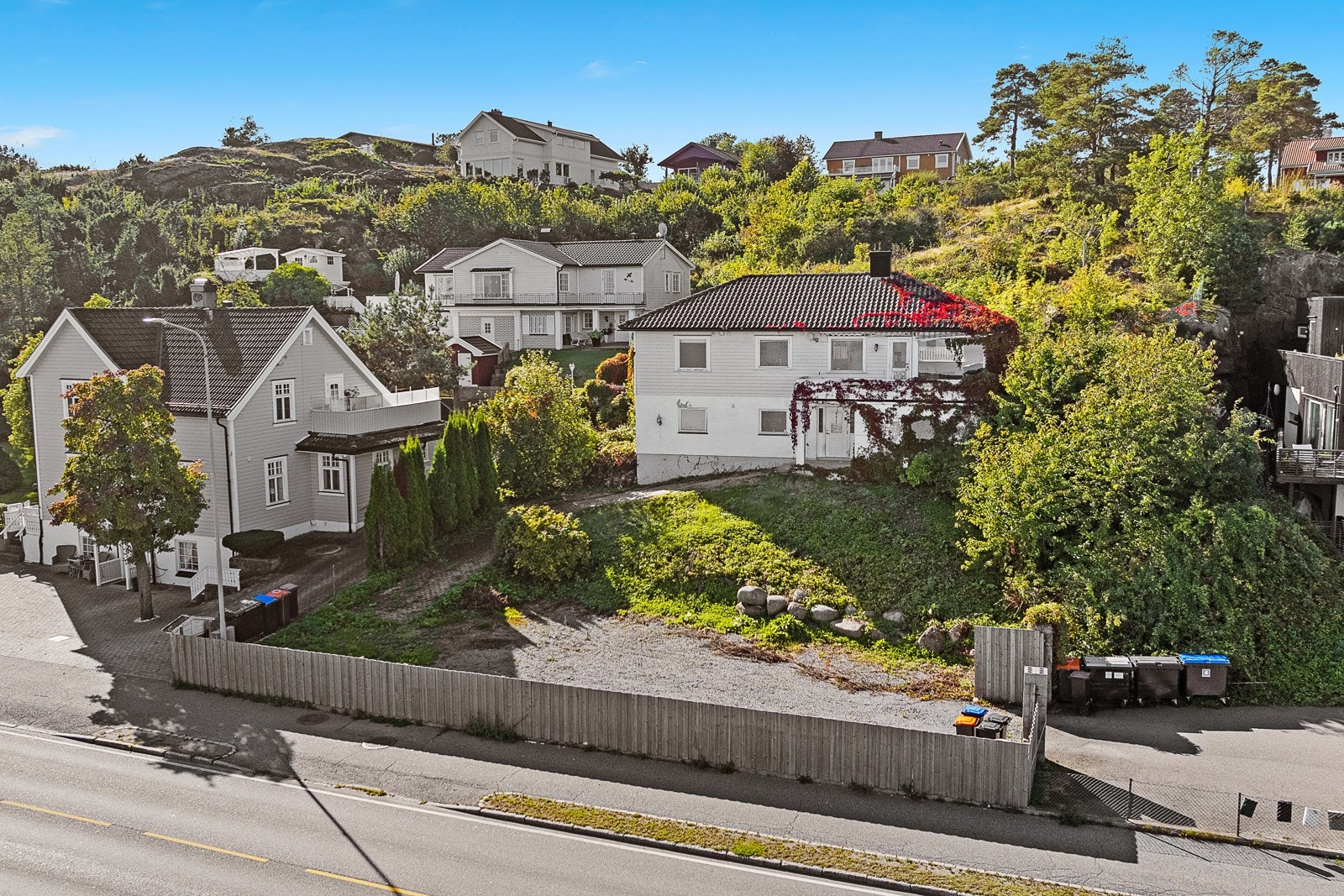 Det er gode parkeringsmuligheter for flere biler på tomta nederst ved veien. Galleribilde