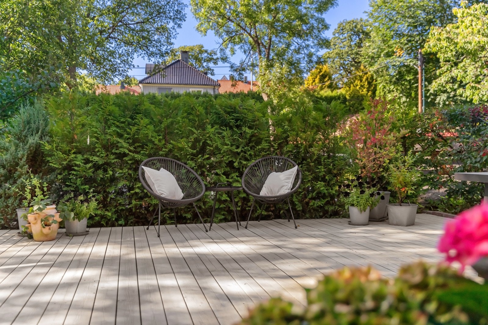 Fra stuen utgang til en vestvendt markterrasse på ca. 45 kvm, med god plass til flere komfortable utemøbler. Galleribilde