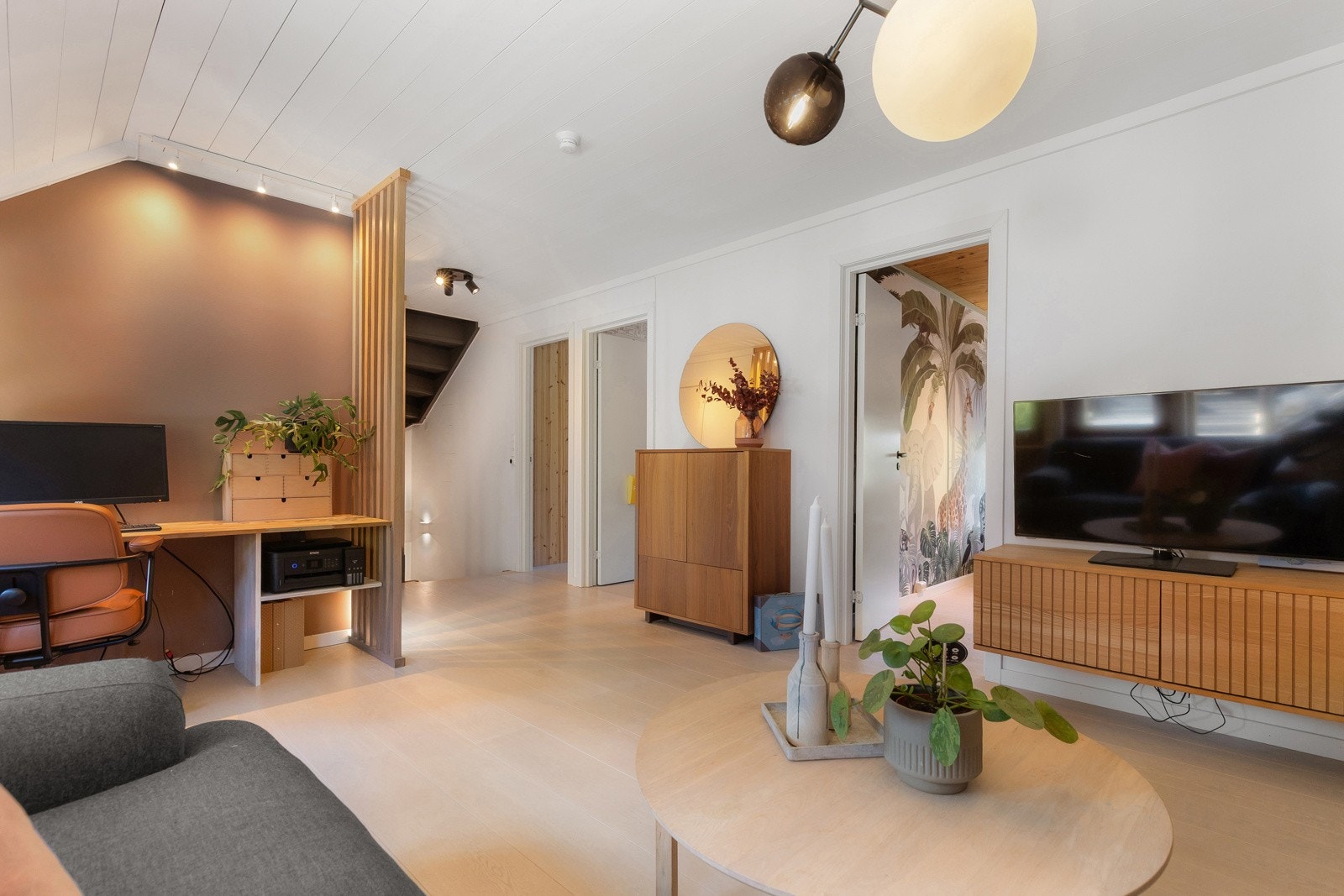 Stuen har plassbygd kontorpult, samt god plass til både sofagruppe og tv-løsning, noe som gir ekstra spillerom i hverdagen. Galleribilde