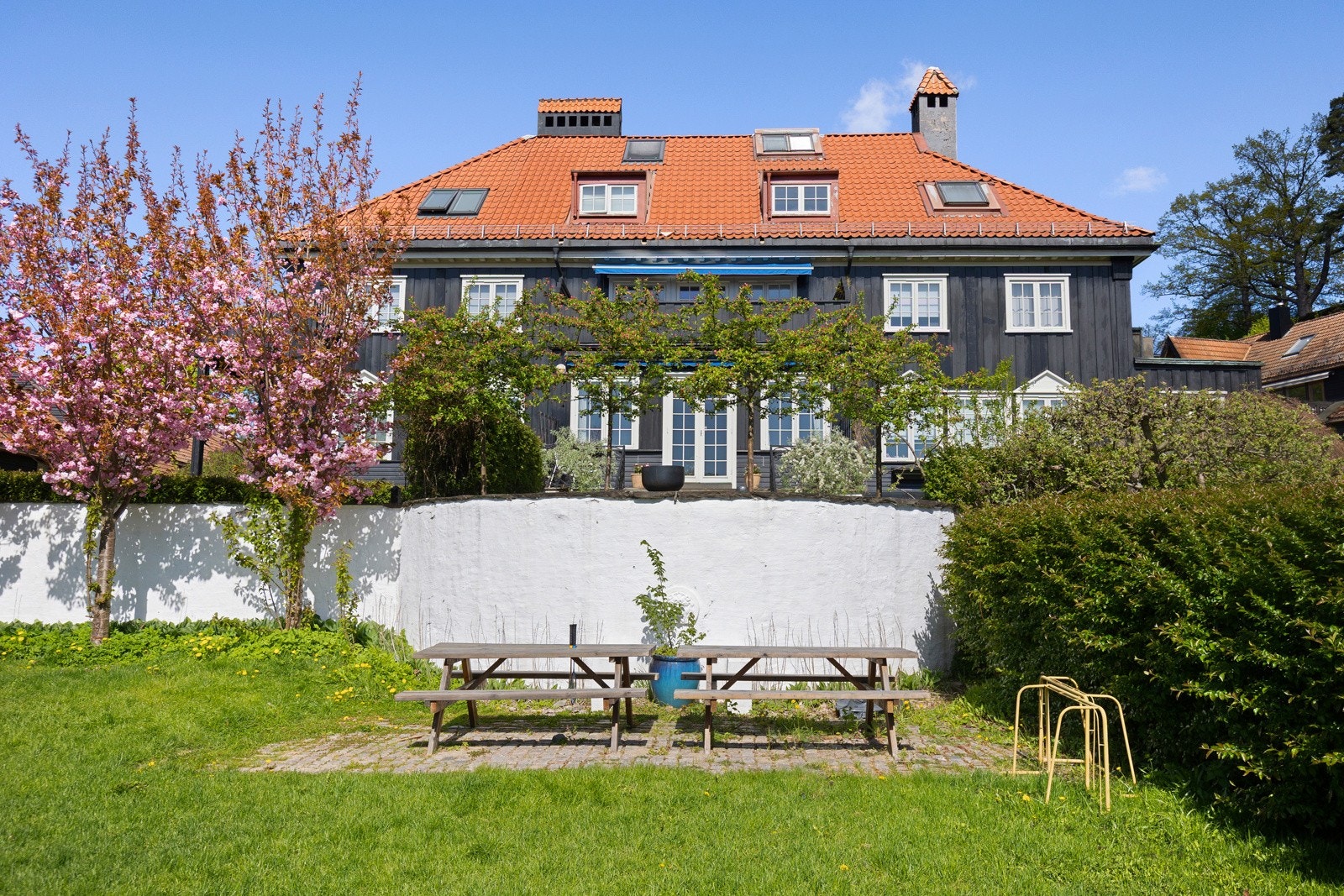 Det store grendehuset troner midt i boligfeltet. Deler av bygget kan leies som selskapslokale med plass til rundt 40 gjester og benyttes til bursdager, konfirmasjoner og årsmøter med mer. Galleribilde