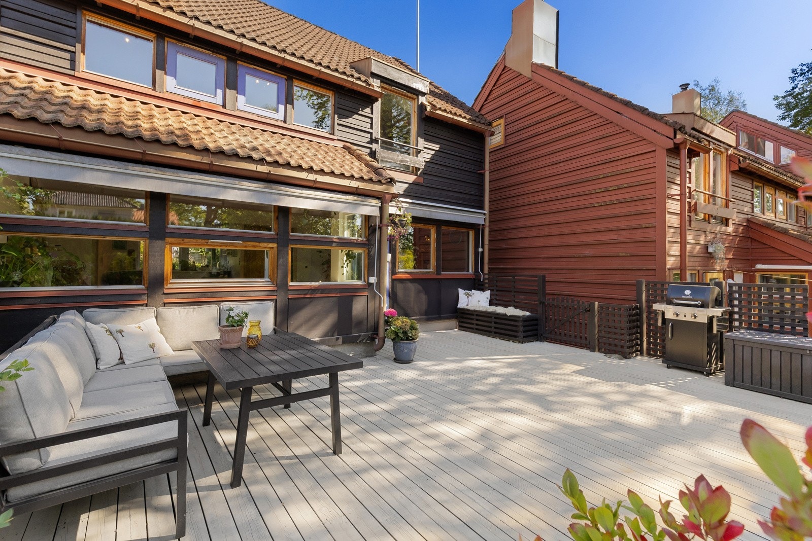 Velkommen til Giskehagen 54, en smakfullt oppusset halvpart av vertikaldelt tomannsbolig, over to plan, pluss loft. Galleribilde