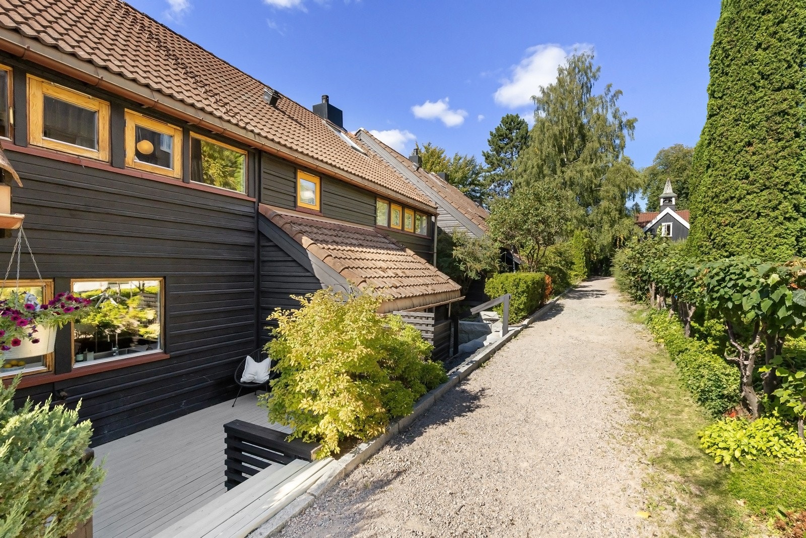 På østsiden ligger boligens inngangsparti med trapp mot singlet gangvei. Galleribilde