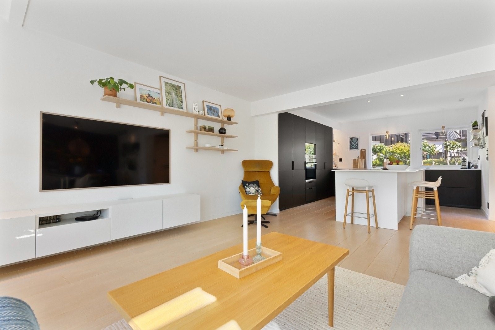Det er noen downlights i himlingen og godt med dagslys fra vestvendt vindusrekke og karnapp i stuen, og østvendte vinduer i kjøkkenet. Galleribilde