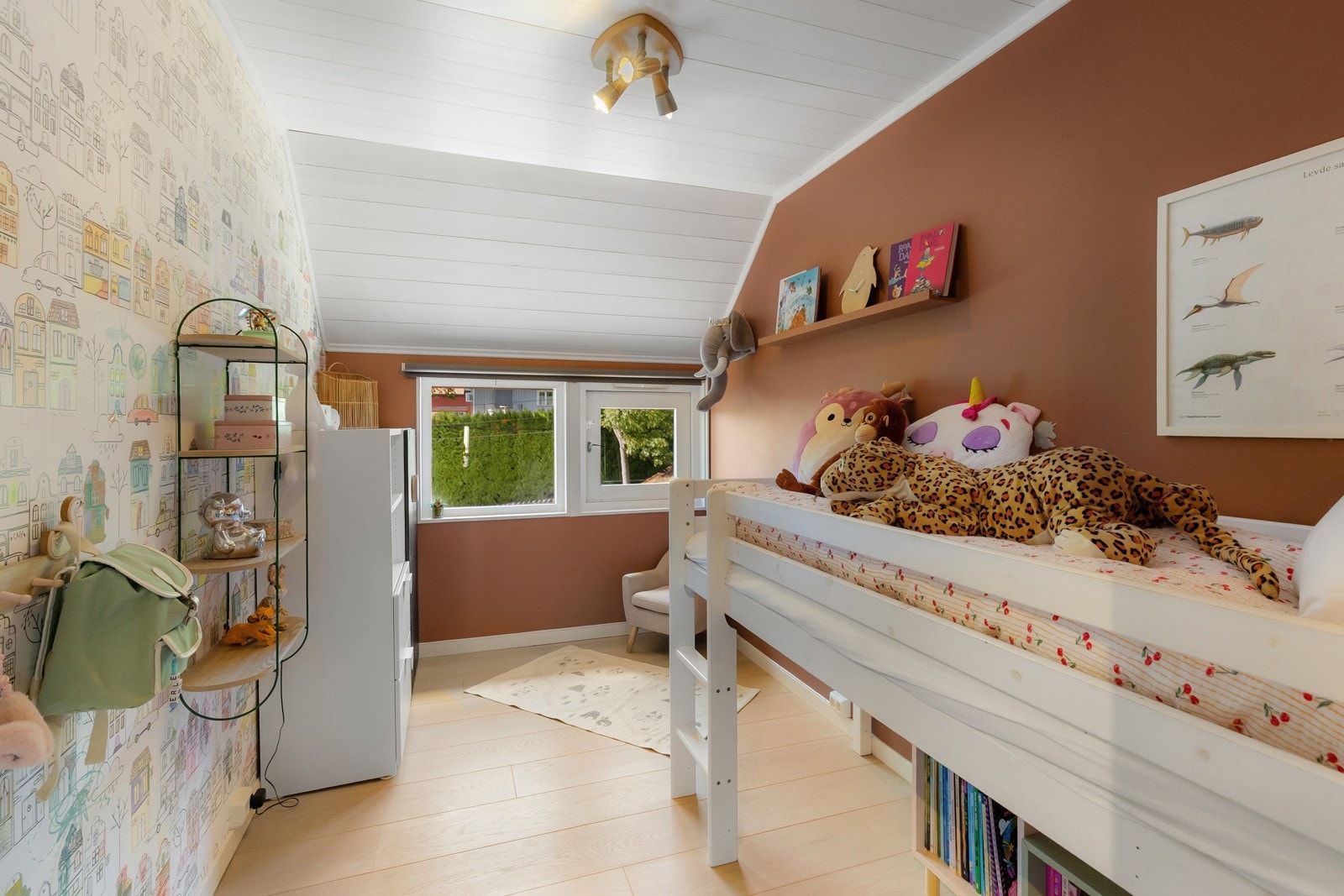 Alle har nyere enstavs parkettgulv i eik, glatte, malte veggflater i trendy nyanser og himlinger i panel og hvitmalt panel. De to minste rommene har fondvegger i mønstertapet, og det midterste rommet har varmefolie under parketten. Galleribilde