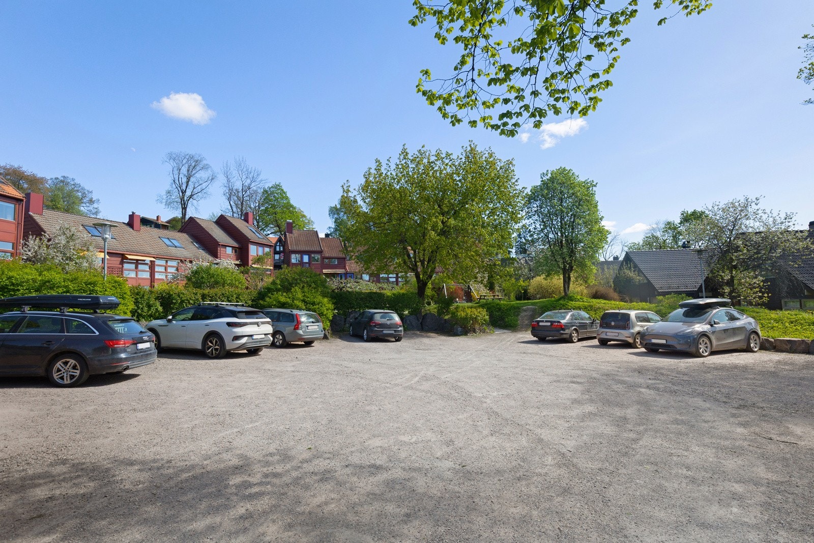 Boligen har bruksrett til en egen biloppstillingsplass med egen el-lader i et felles garasjeanlegg. Videre er det felles gjesteparkering i Giskehagen på to forskjellige parkeringsplasser. Galleribilde