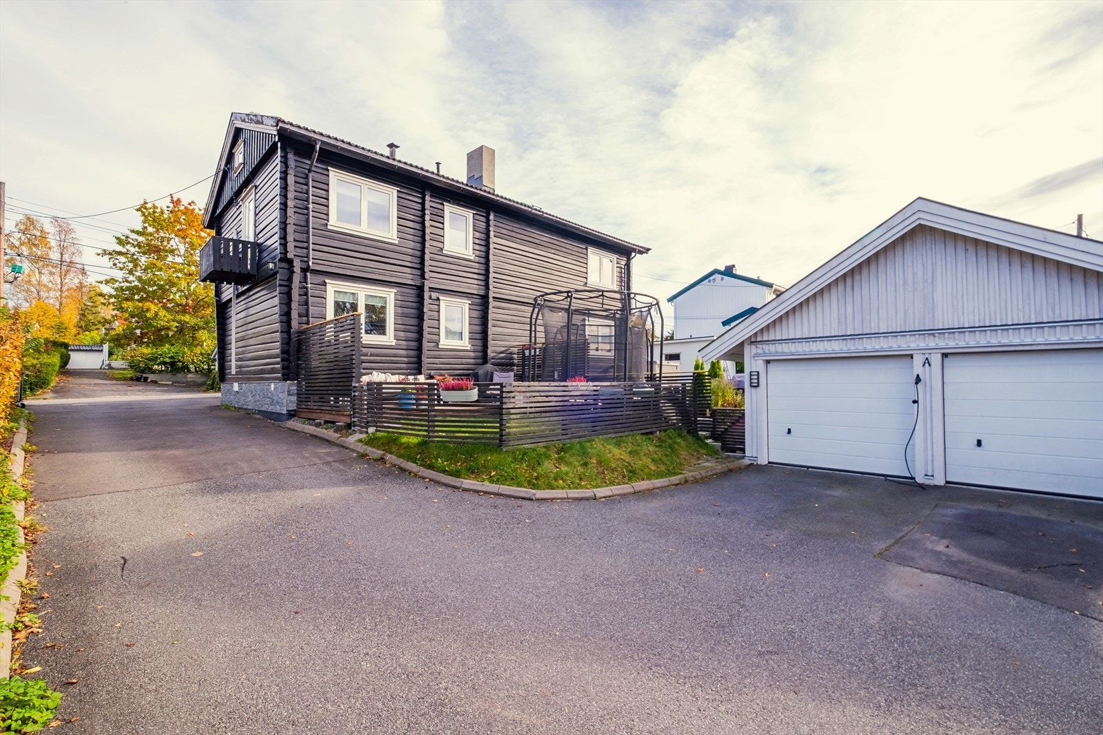 Garasjeplass med el-lader og biloppstilling foran (denne seksjonen har plass til høyre i bildet) Galleribilde