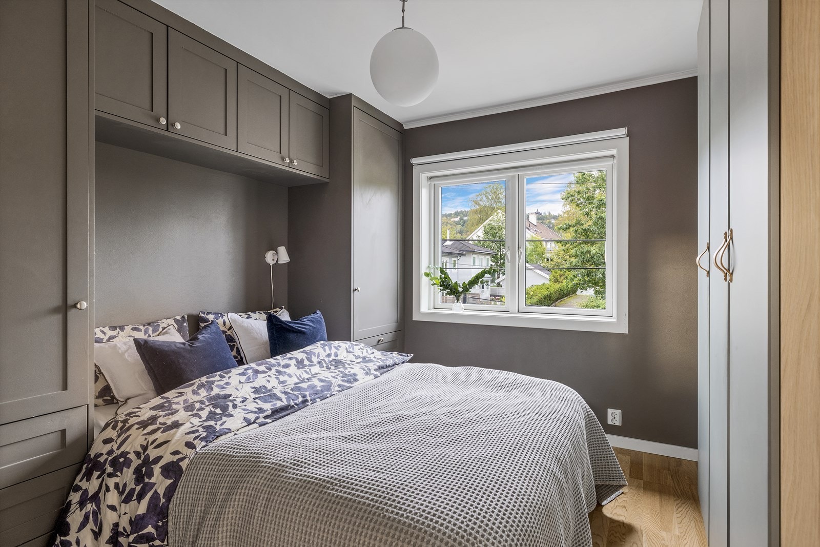 Lunt og fint hovedsoverom med svært god oppbevaringsplass Galleribilde