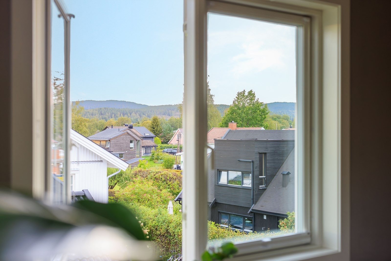 Fin utsikt mot Fossumjordene på vestsiden og Holmenkollåsen på østsiden Galleribilde