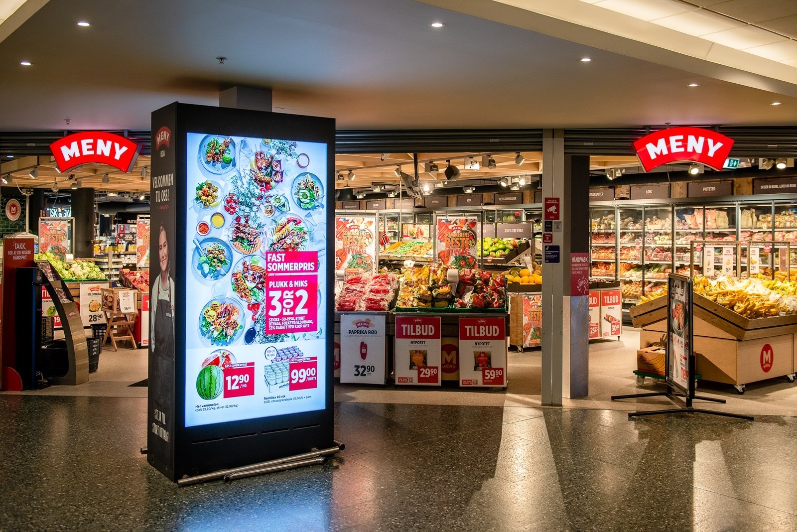 På Røa finner man de store dagligvareforretningene, som Meny og Coop Mega. Kiwi ligger rett ved Bogstad camping. Galleribilde