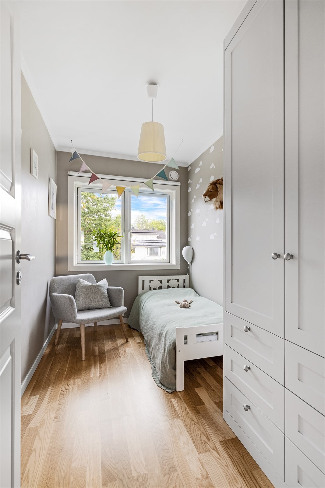 Lyst og fint soverom med garderobeskap Galleribilde