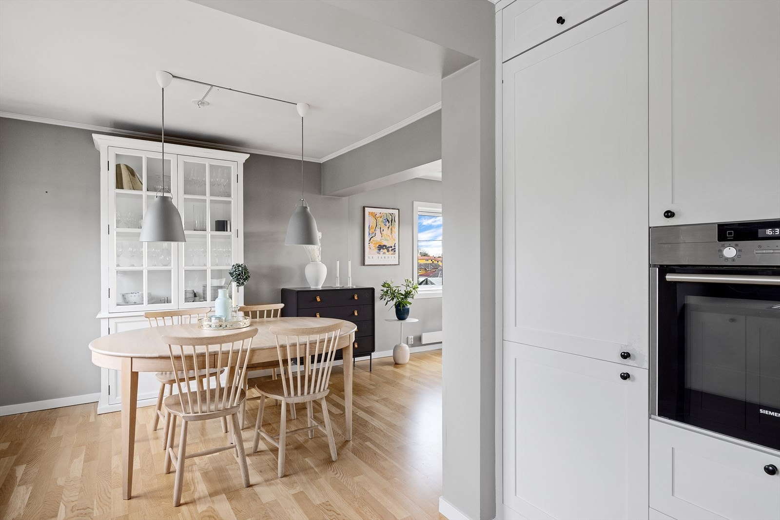 Spisestuen har god plass for langbord - ideelt for både små og større selskaper Galleribilde