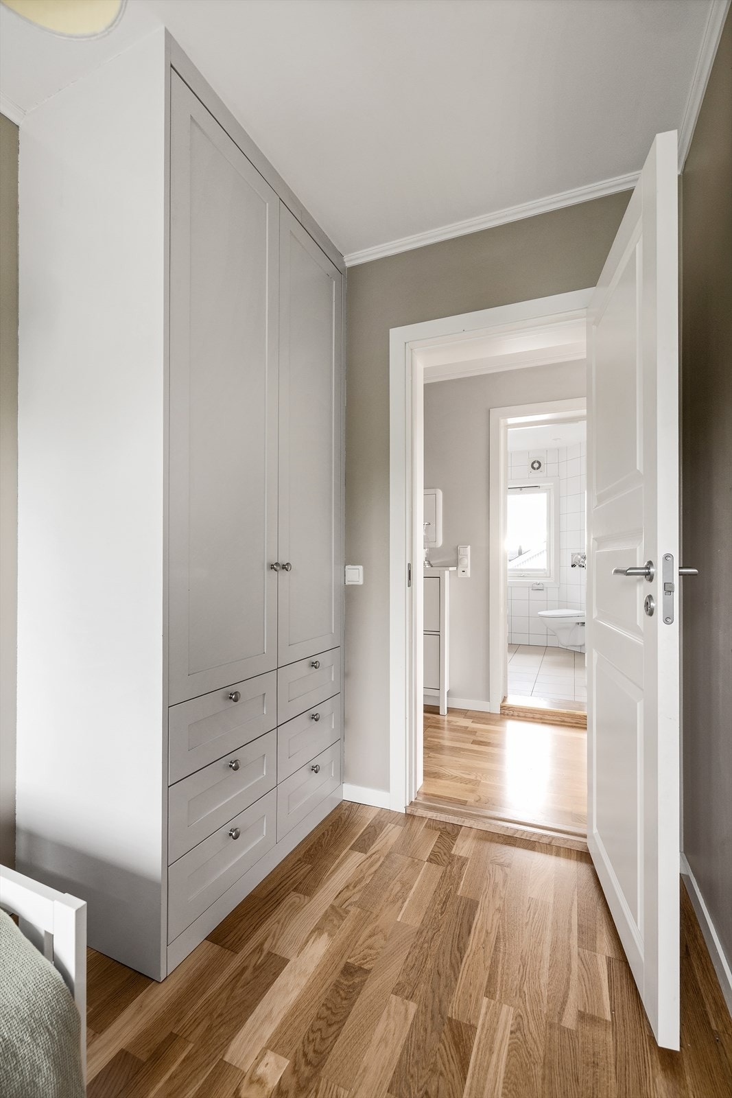 Soverommene fremstår lyse og innbydende med eikeparkett på gulv og malte veggflater Galleribilde