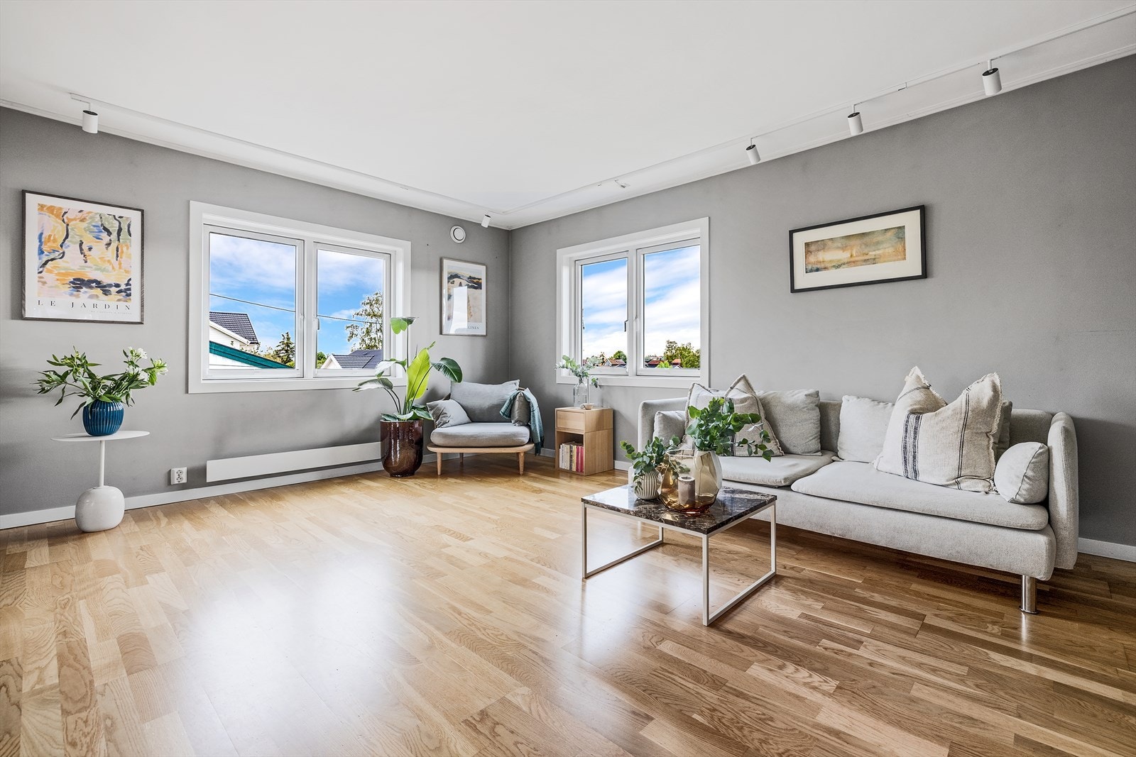 Lys og luftig stue med peisovn og gode møbleringsmuligheter Galleribilde