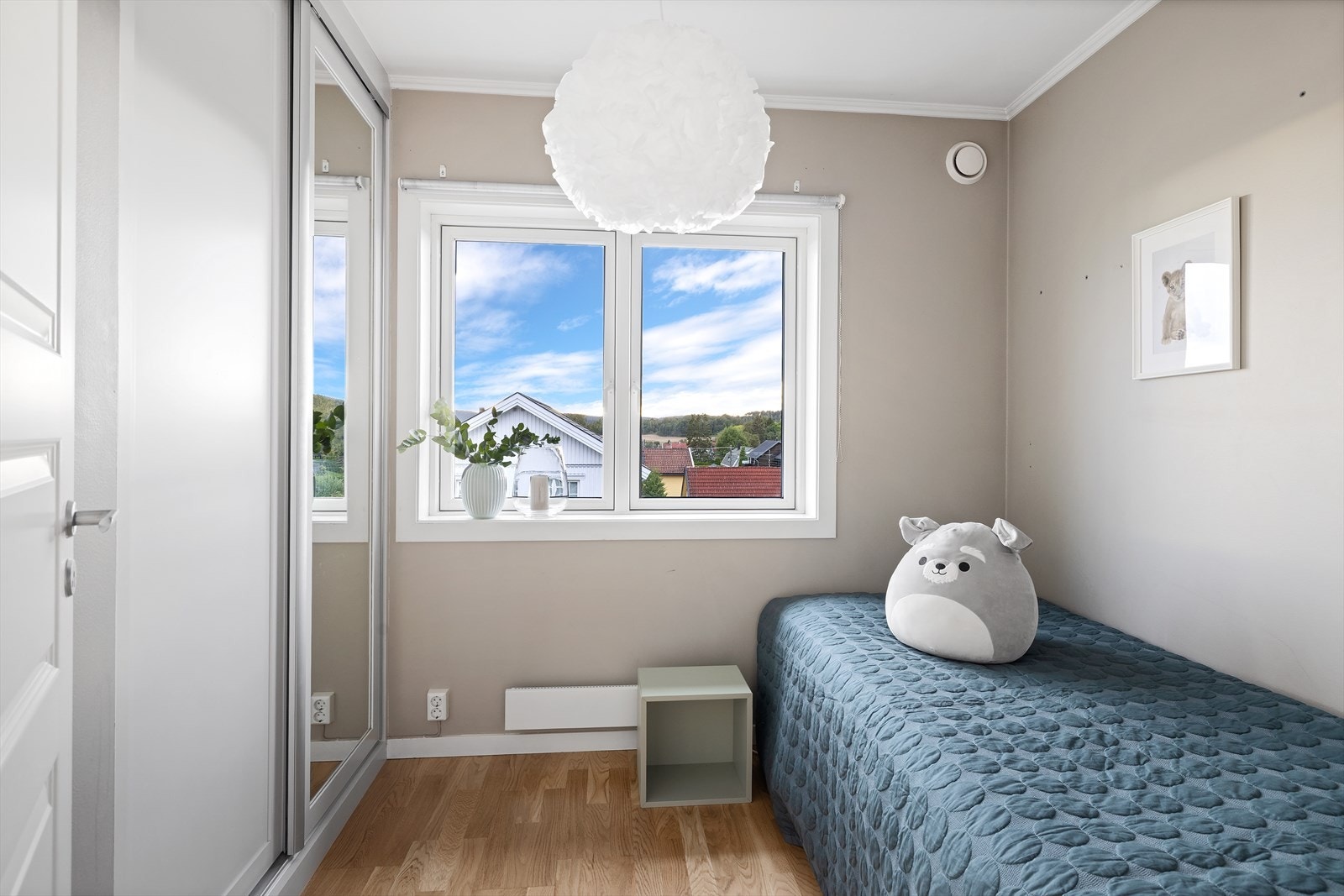 Soverom med skyvedørsgarderobe. Alle rommene har gode lysforhold, fint utsyn og lun oppvarming via panelovner Galleribilde