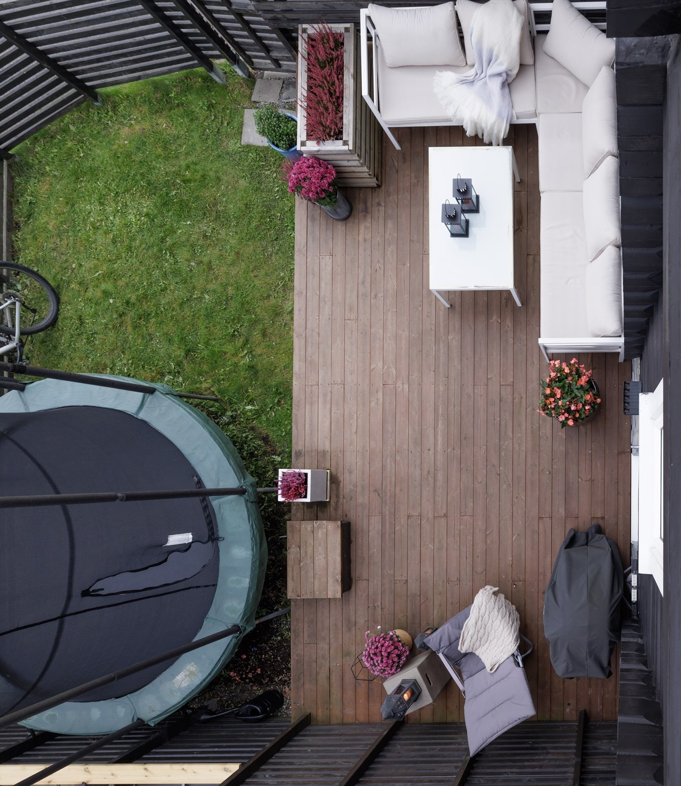 I 2020 ble det etablert ny platting, gjerde og levegger.
Grunnmuren er oppgradert med skiferfliser. Yttervegger ble sist beiset i 2019/2020. Galleribilde