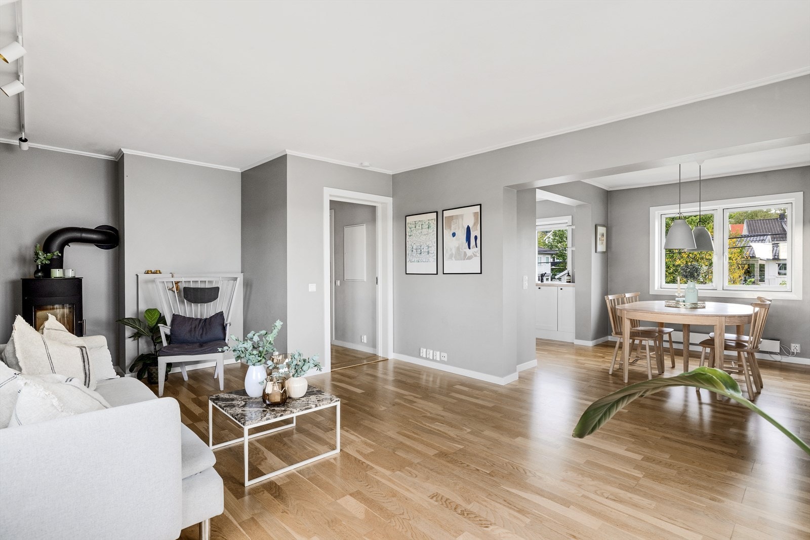 Boligen har en god planløsning med fine soner, perfekt for barnefamilier Galleribilde