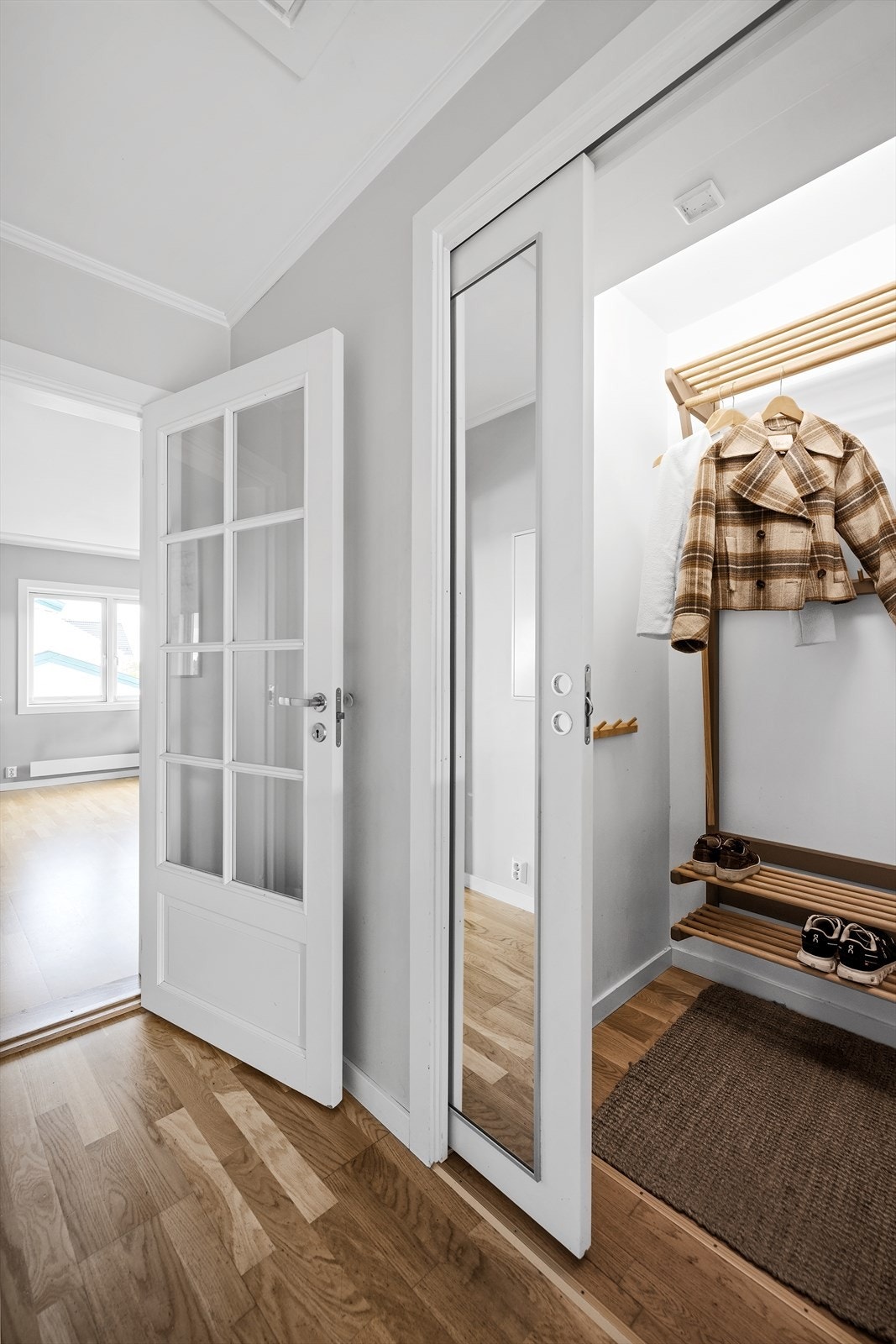 Gode oppbevaringsmuligheter i praktisk garderobe med skyvedør Galleribilde