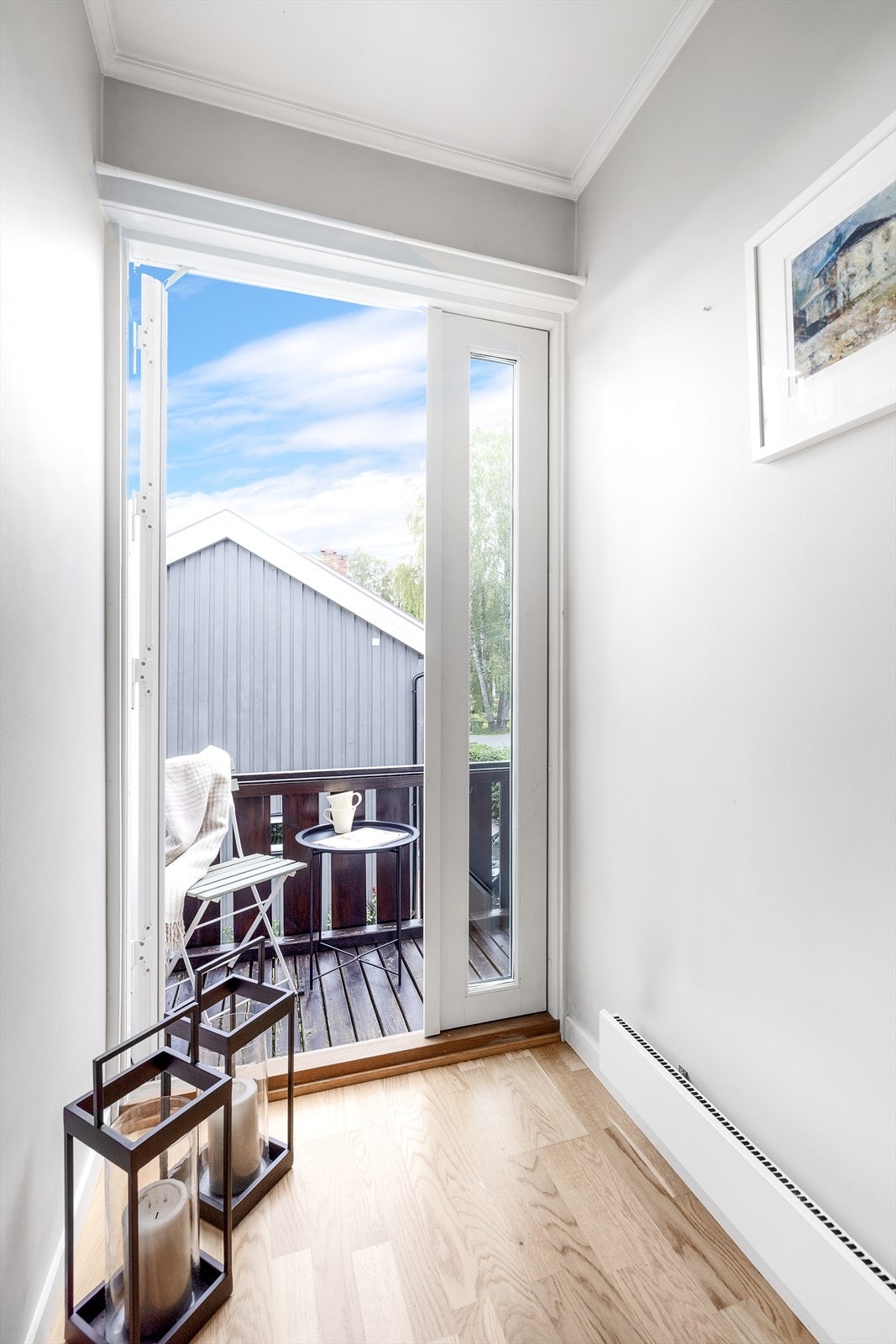 På balkongen er det plass til et lite kafésett Galleribilde