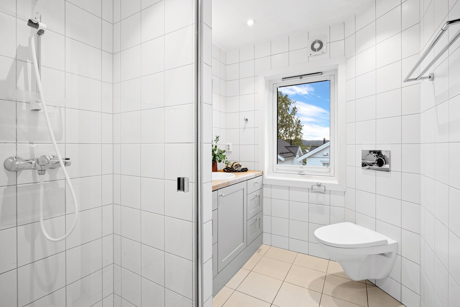 Pent, helfliset bad fra 2013 med varmekabler i gulv og downlights i himling Galleribilde