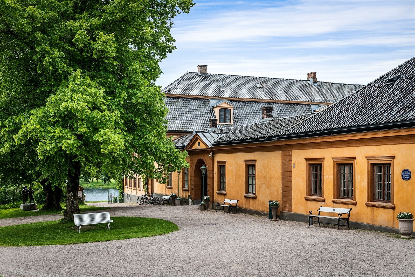 Ved Bogstadvannet ligger Bogstad gård med kafé, butikker, museum og flere hyggelige tilbud for de yngste Galleribilde