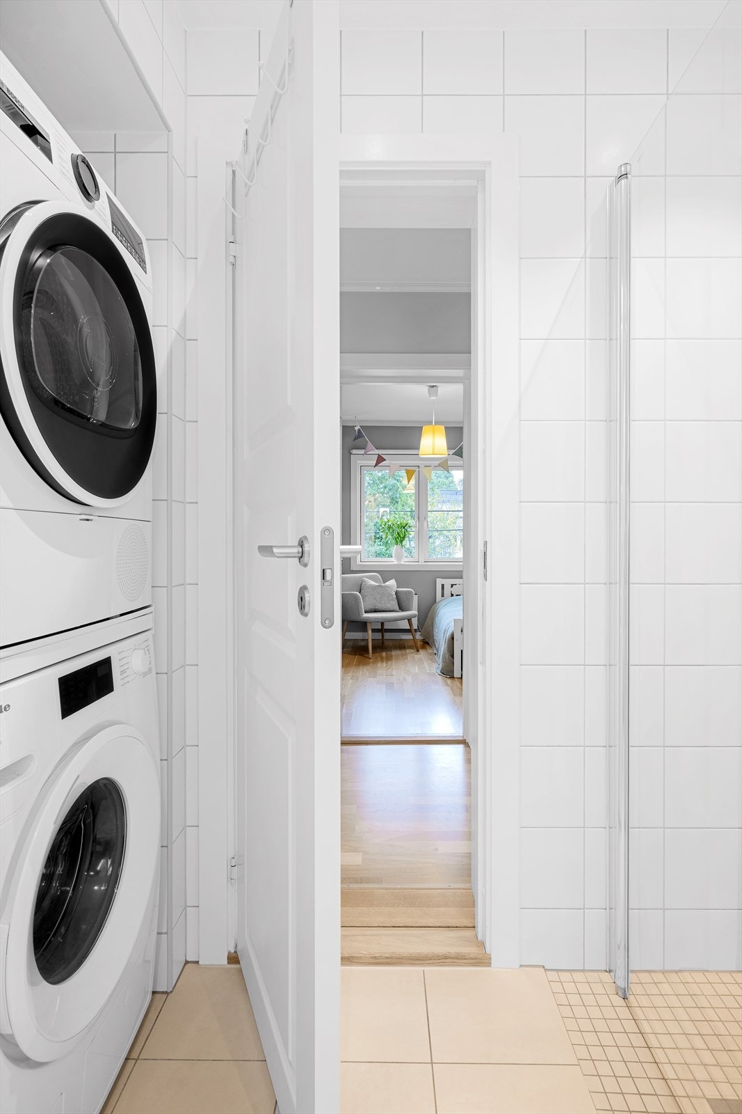 På badet er det opplegg og plass for vaskemaskin. Baderomsdøren ble skiftet i 2025 Galleribilde