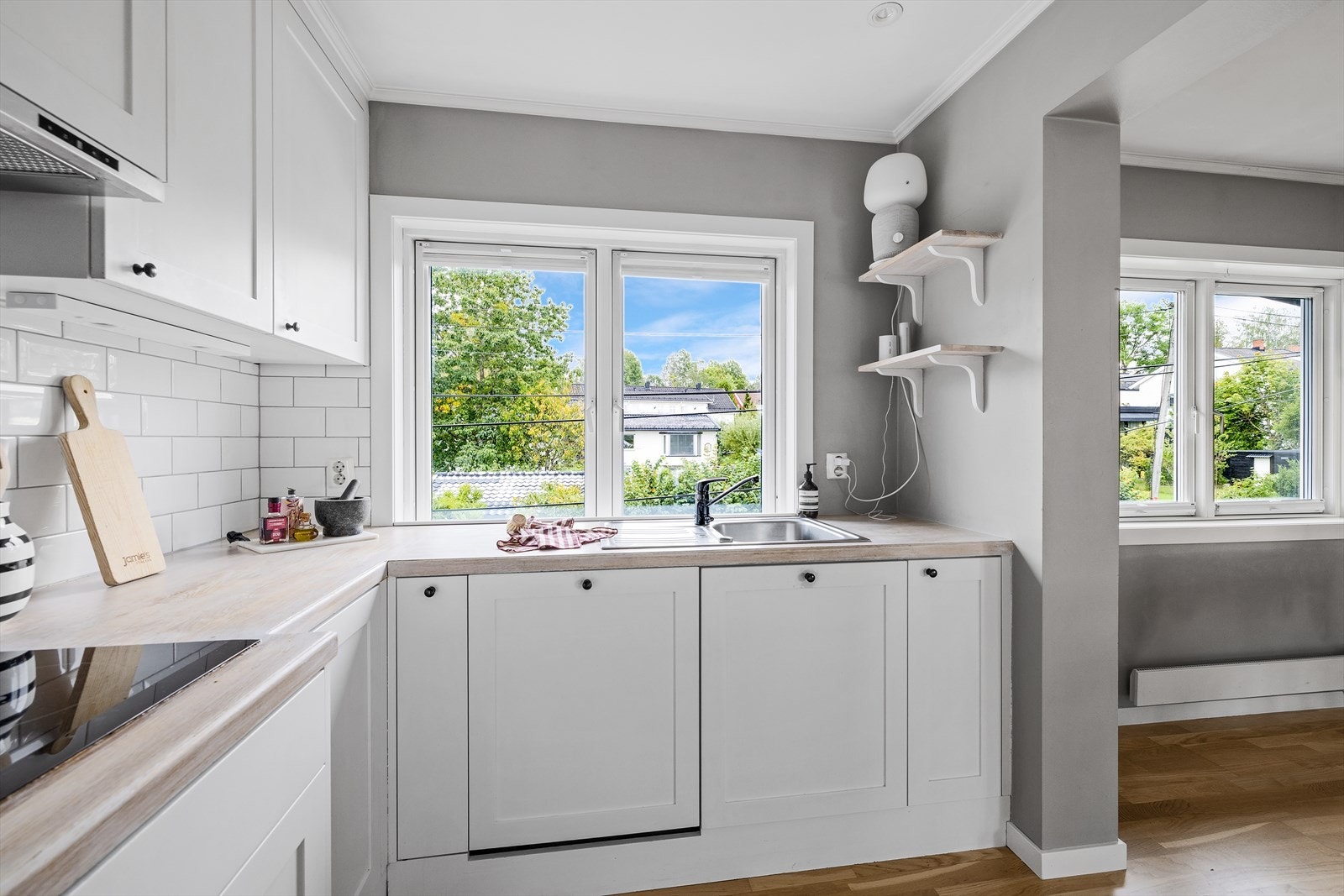 Kjøkkenet er praktisk utformet med store arbeidsflater og gode oppbevaringsmuligheter Galleribilde