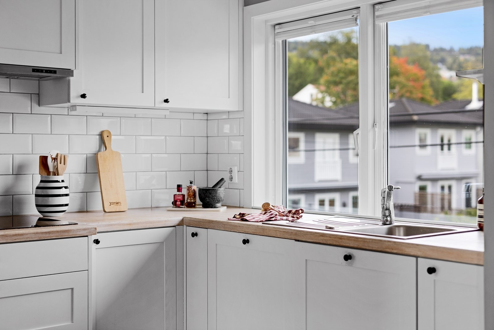 Eikeparkett på gulv, downlights i himling, samt fliser mellom benkeplate og overskap. Det er nylig skiftet spotter i tak og montert spot-skinne under kjøkkenskap Galleribilde