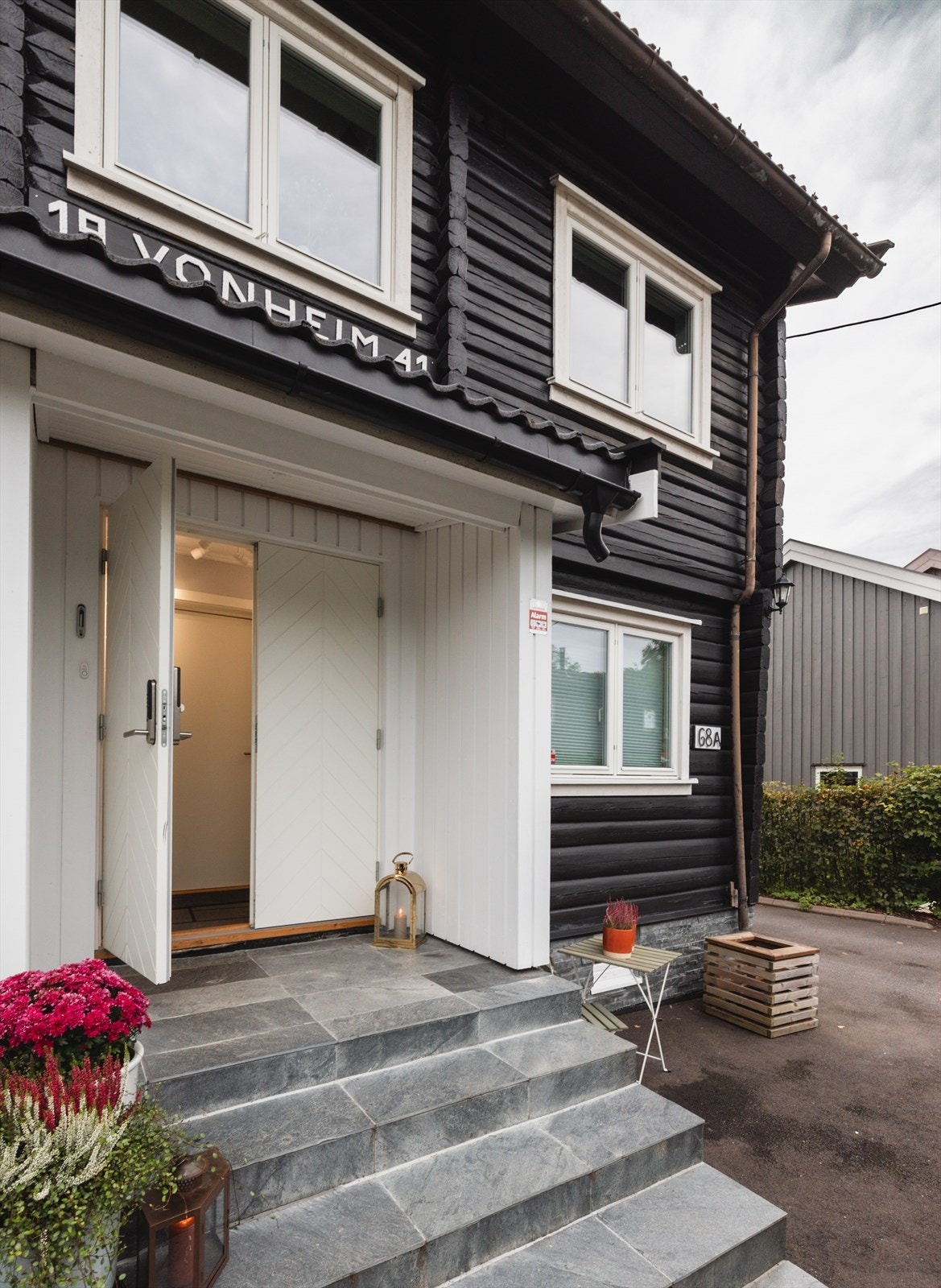 Felles inngangsparti som deles med seksjonen under. I 2023 ble det satt inn ny felles inngangsdør og etterisolert i felles gang. I 2020 ble det murt ny trapp med varmekabler Galleribilde