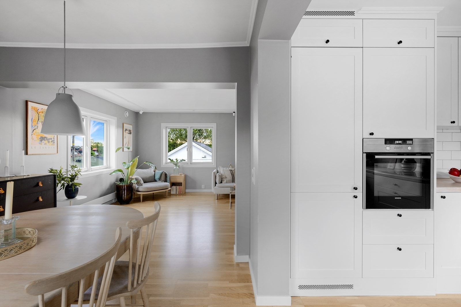 Kjøkken ligger i egen avdeling, i fin forlengelse av spisestue og stue Galleribilde