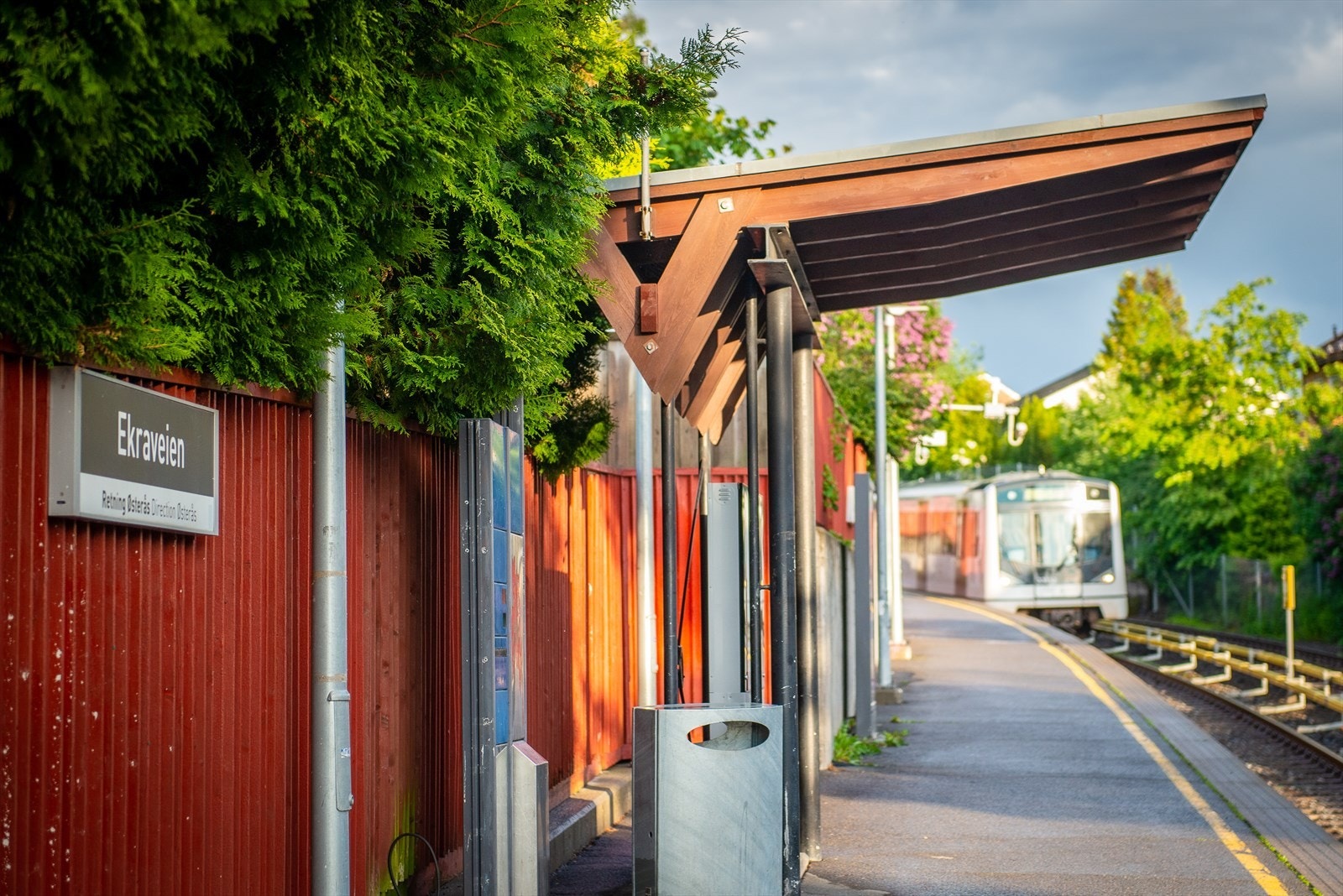 Det er kort vei til både Ekraveien og Røa T-bane stopp hvor du enkelt kommer deg til bl.a. Majorstuen på kun 11 minutter Galleribilde