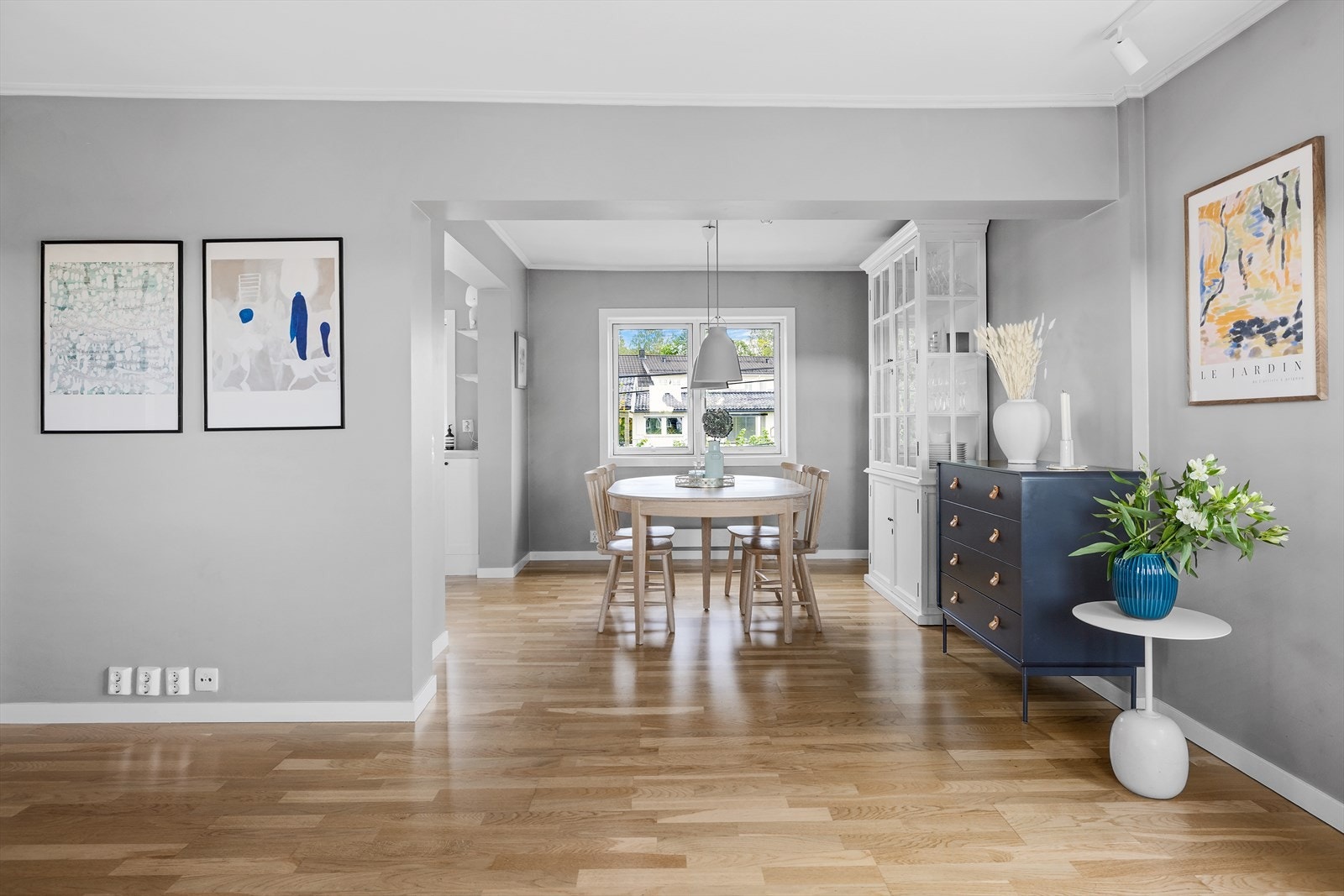 Et åpent og hyggelig allrom med fin flyt til spisestue og kjøkken Galleribilde