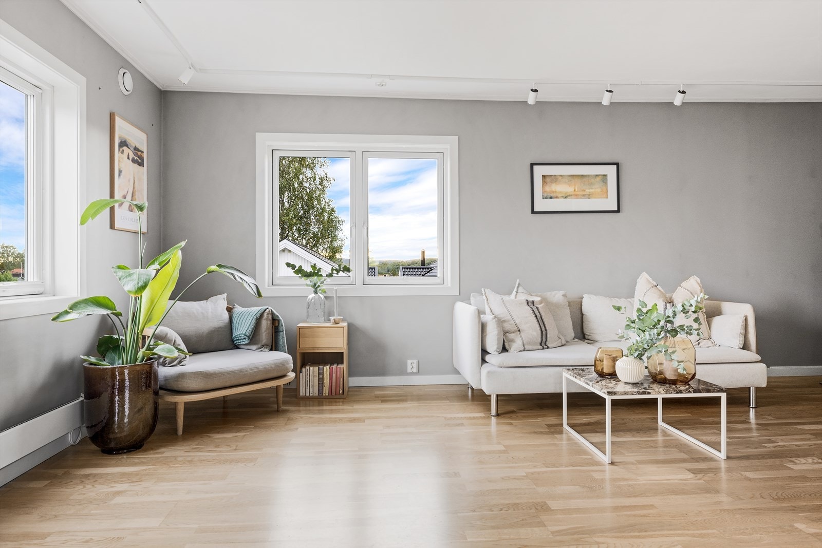 Usjenert og tilbaketrukket med store vindusflater, gode lysforhold og fin utsikt Galleribilde