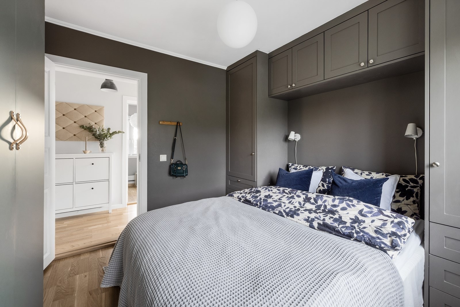 Hovedsoverommet er utstyrt med garderobeskap og en plassbygget garderobeløsning Galleribilde