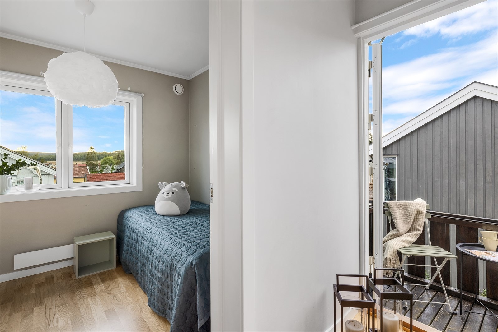 Boligen inneholder tre soverom. Alle samlet i en egen og rolig soveavdeling, adskilt fra stue og kjøkken Galleribilde