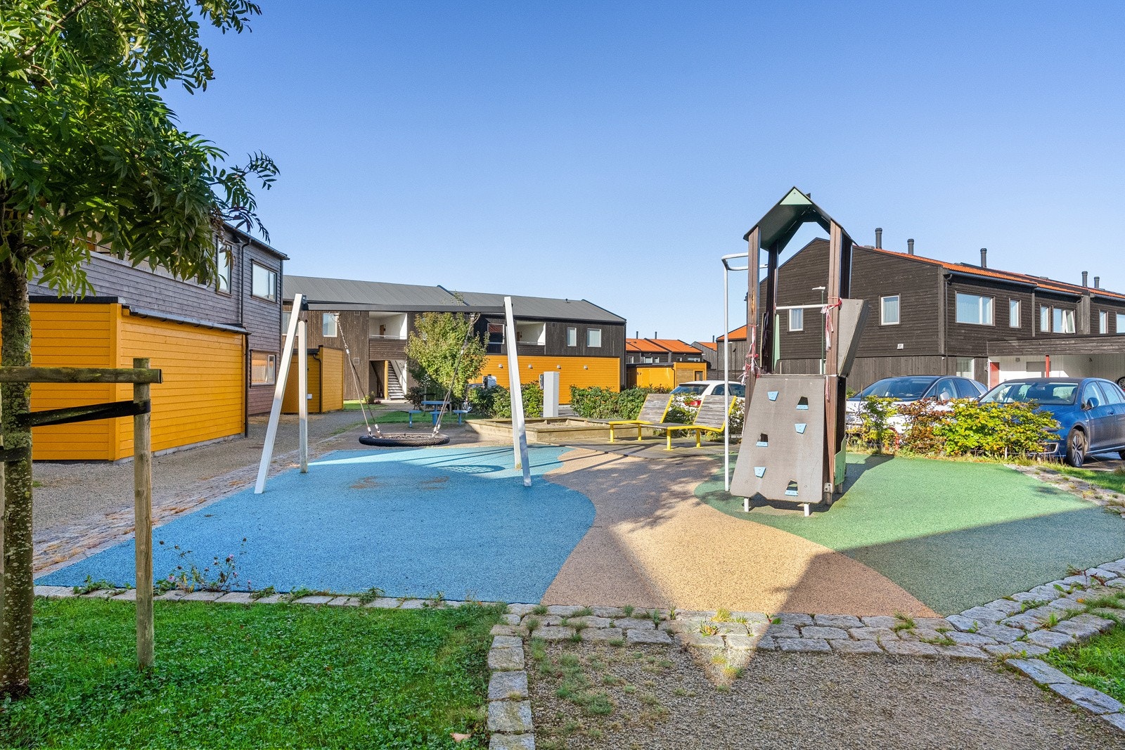 Nabolagets flotte fellesareal med lekeplass. Galleribilde