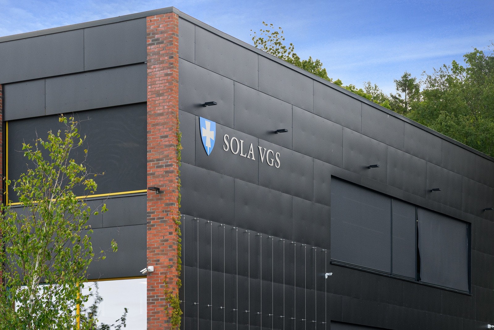 Sola VGS bare et kort stykke unna. Galleribilde