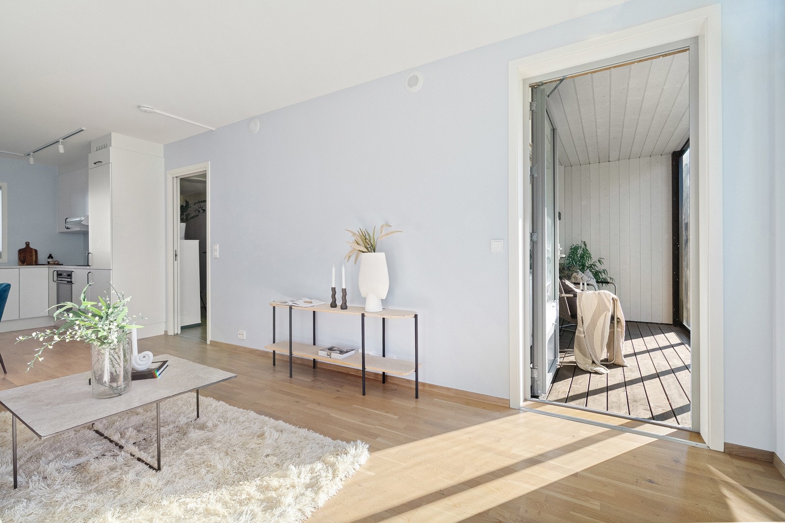 Fra stuen har man tilkomst til flott innglasset terrasse som fungerer som en forlengelse av stuen. Galleribilde