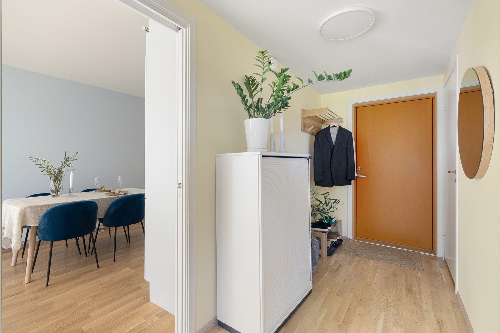 Pen eikeparkett på gulv og malte vegger. Galleribilde