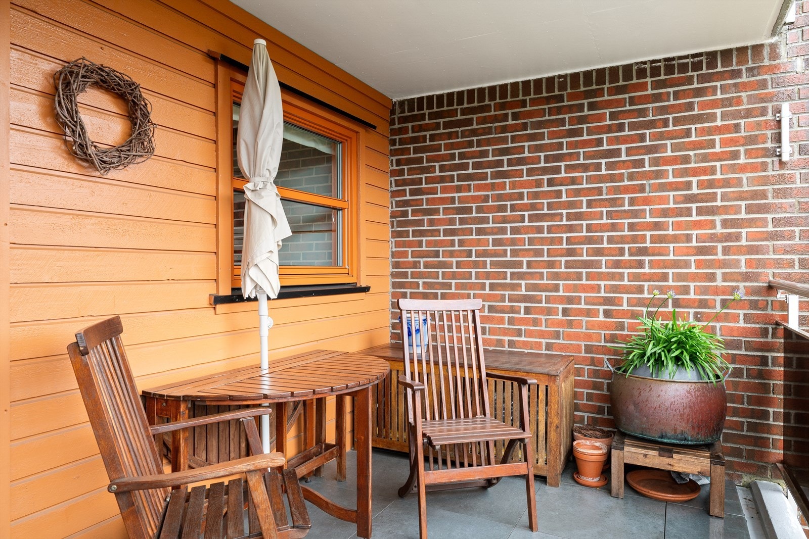 Lun og romslig terrasse Galleribilde
