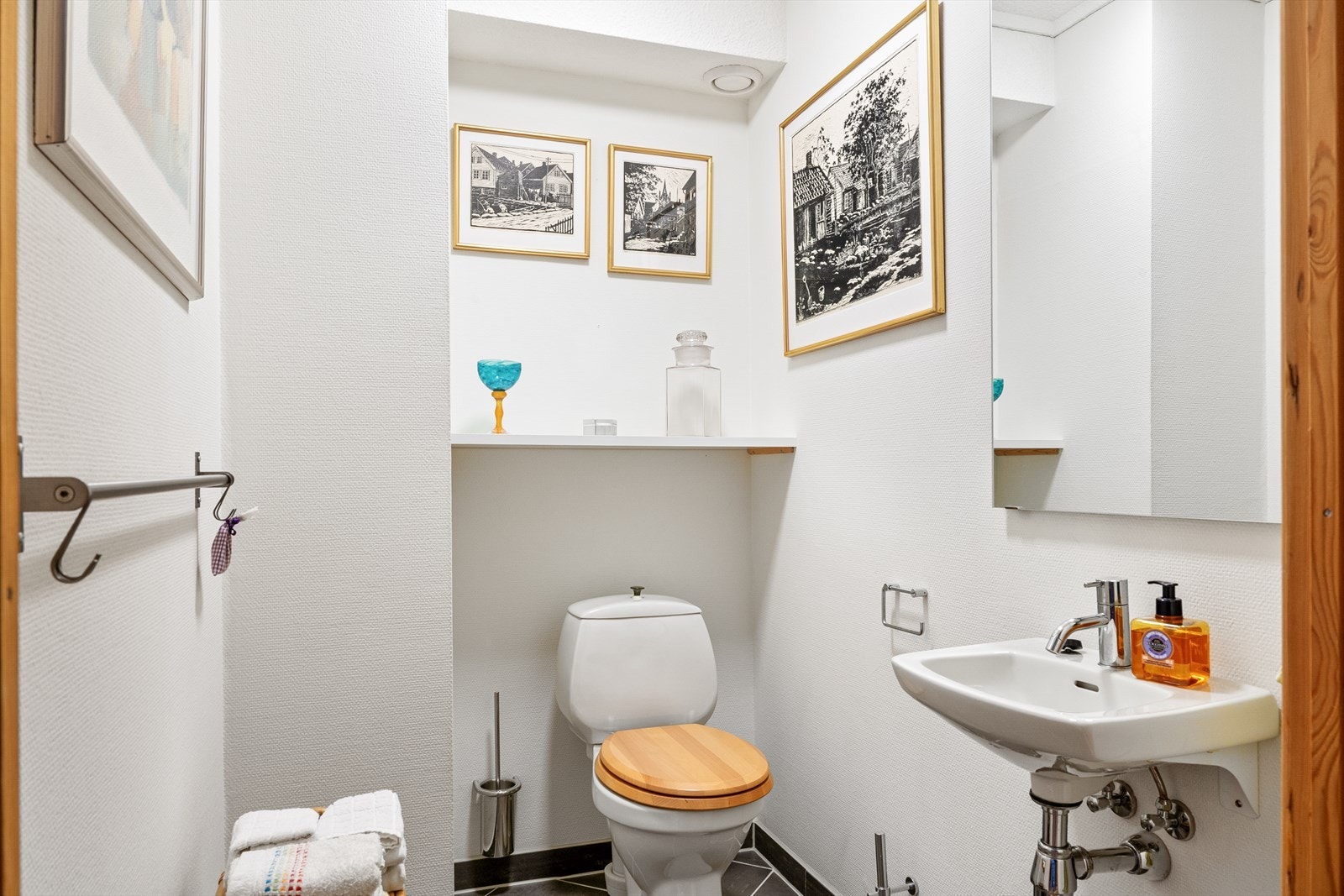 WC-rom med toalett og servant Galleribilde