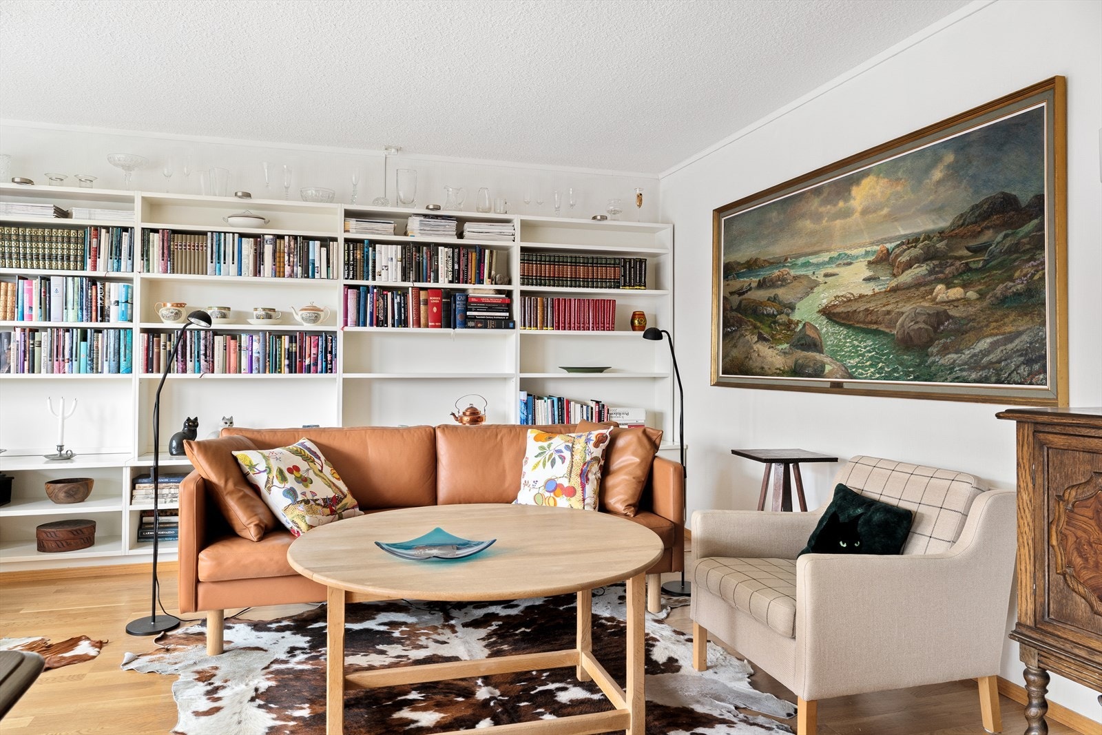 Trivelig stue med god plass og klassiske detaljer Galleribilde