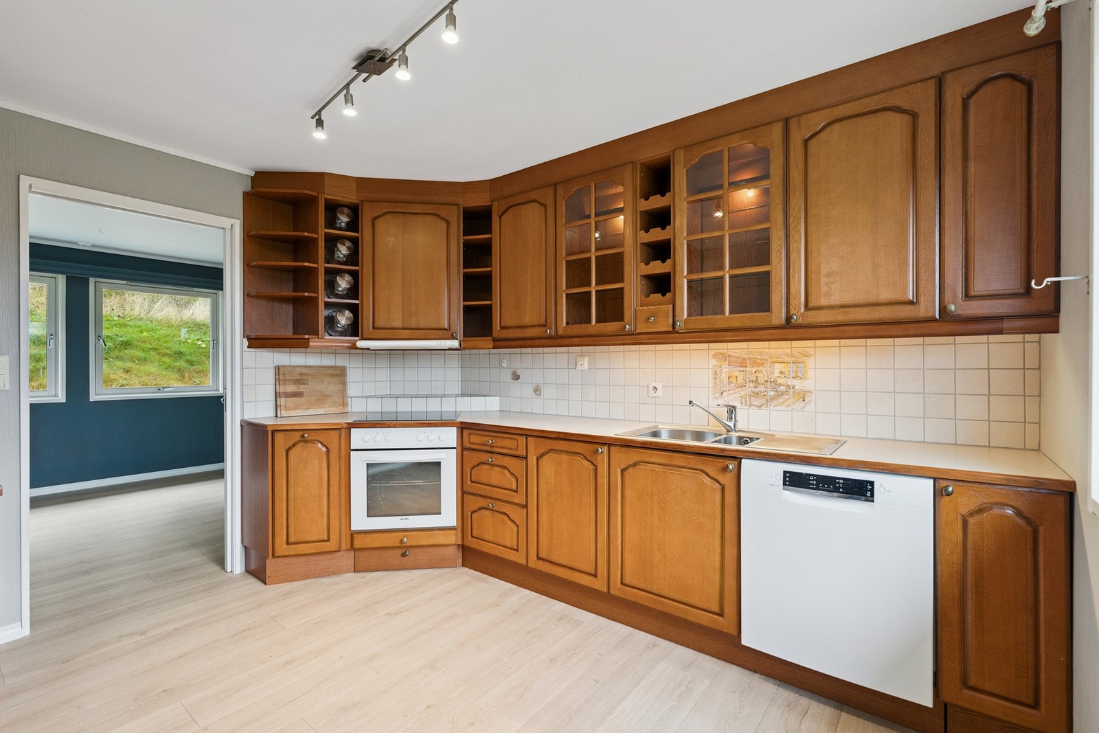 Hvitevarer som stekeovn, koketopp, oppvaskmaskin og kjøleskap medfølger. Galleribilde