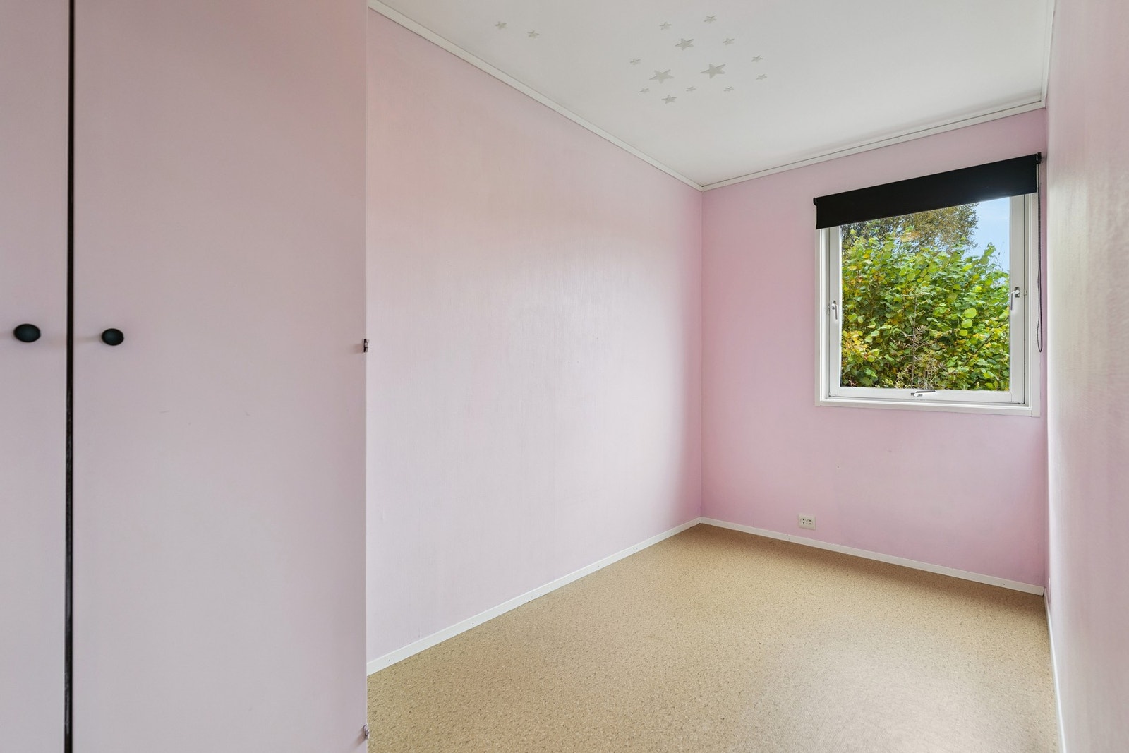 Soverom 2 ligger i hovedetasjen. Galleribilde