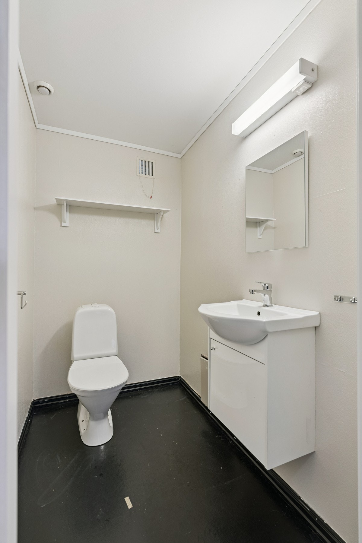 Ved entréen er det et praktisk gjestetoalett. Galleribilde