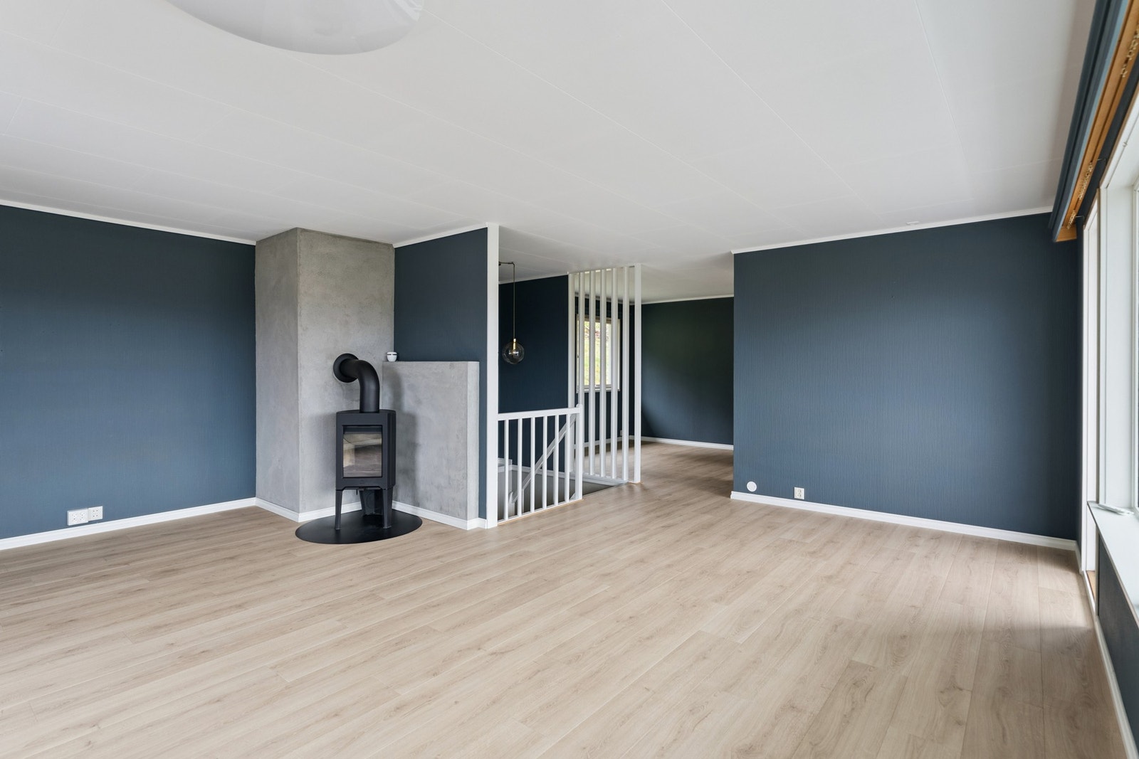 Boligen har vedovn i hovedetasjen, samt varmepumpe plassert i trappeområdet. Galleribilde