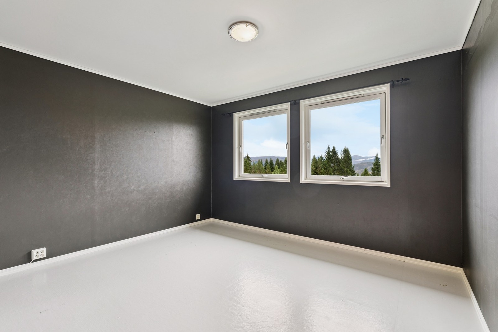 Hovedsoverommet er romslig og har god plass til garderobeskap og kommoder. Galleribilde