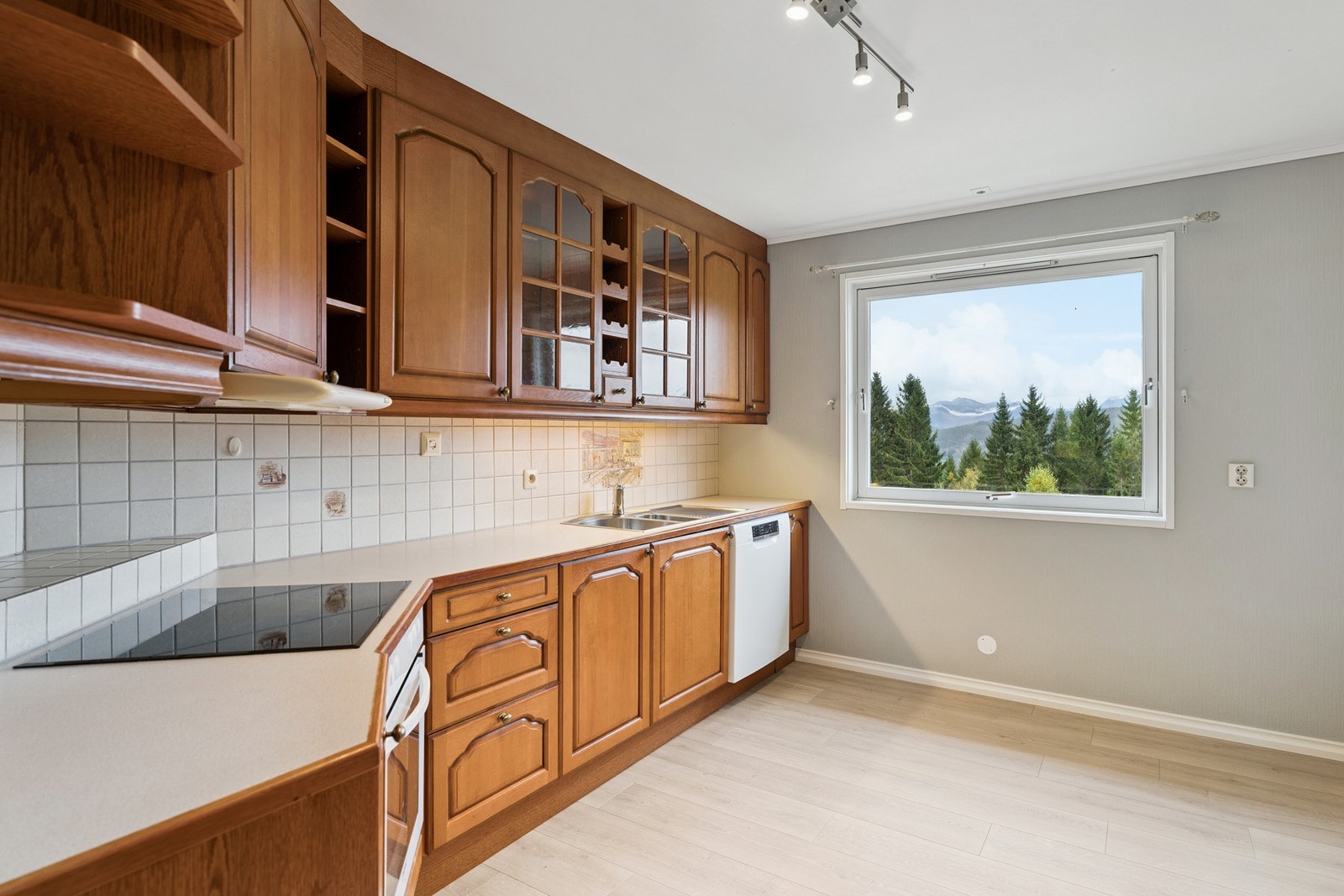 Stort kjøkken med gode arbeidsflater og rikelig med lagringsplass i over- og underskap. Galleribilde