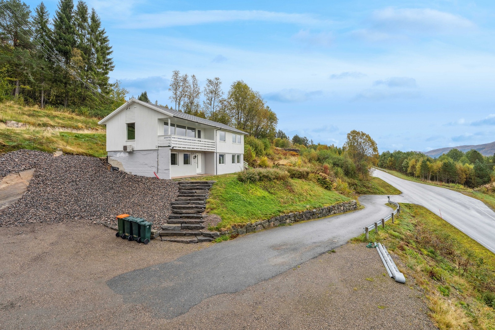 Innholdsrik enebolig over to plan med praktisk planløsning og fin utsikt. Boligen har fine uteomårdet på både fremsiden, og baksiden. Galleribilde